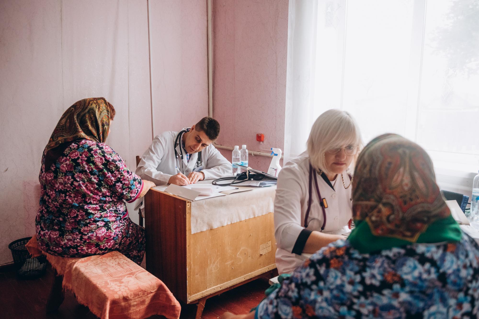 Забота о здоровье пострадавших от оккупации: «Фармак» третий раз поддержал проект «Мобильные врачи»